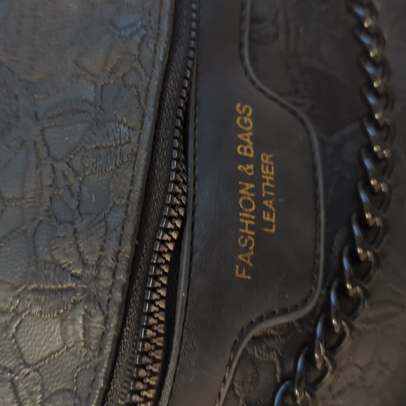 Fashion & Bags Leather Floral Designed Crossbody w/Link Chain & Adjustable Strap - Picture 4 of 12